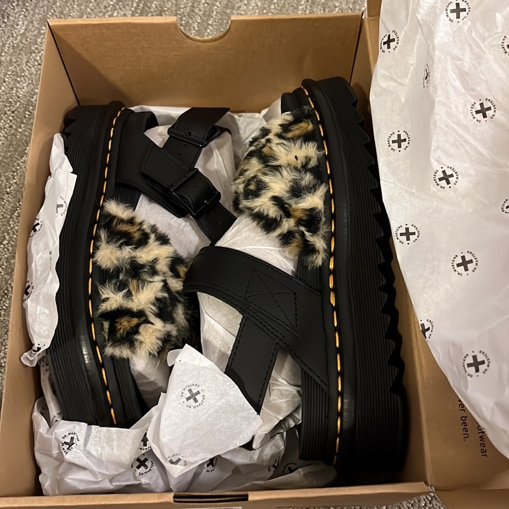 NEW Dr. Martens VOSS II FLUFFY Sandals Leopard Faux Fur+HYDRO 6 - Picture 5 of 6